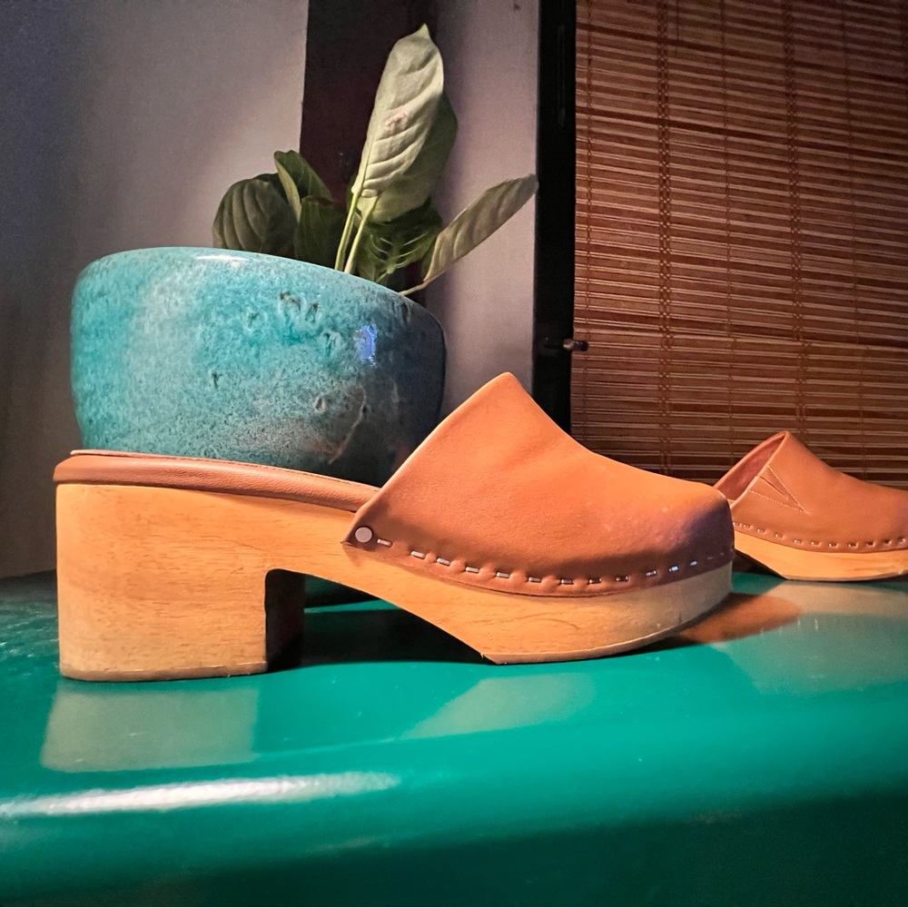 Charlotte Stone MARTINO tan Leather Mules. Size 8.
